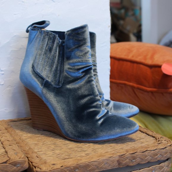Blue velvet boots - Picture 2 of 7